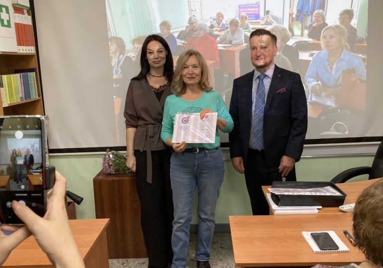 Хабаровские пенсионеры продолжают учиться, завершилось обучение на курсах «Мой смартфон»
