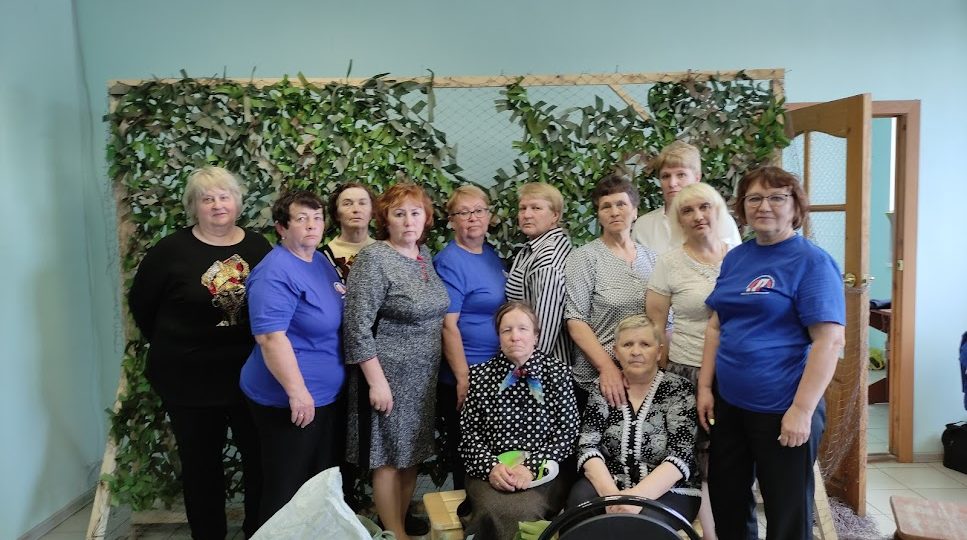 Пенсионеры Новгородской области плетут маскировочные сети